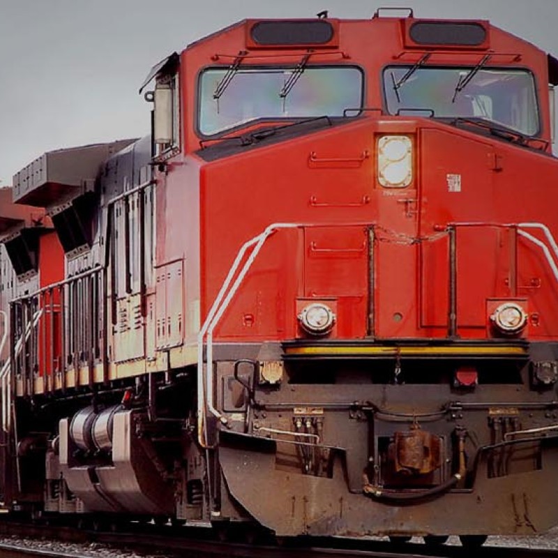 Eisenbahnlokomotive, die einen Güterzug zieht. CO2-Ausstoß von Diesel- und Elektrozügen.