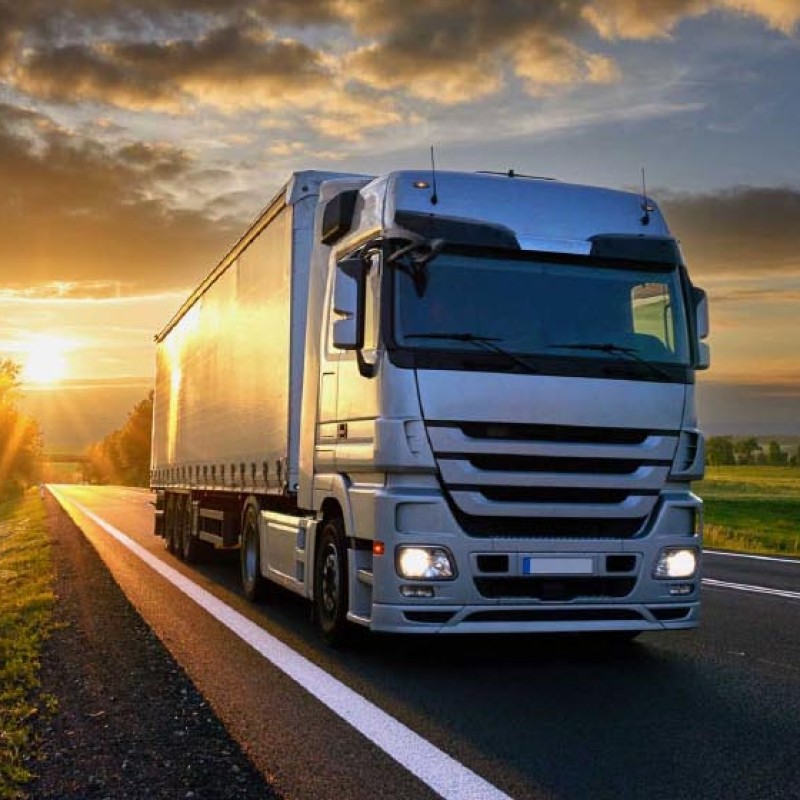 Straßen Transport LKW fährt bei Sonnenuntergang - Klimashutz